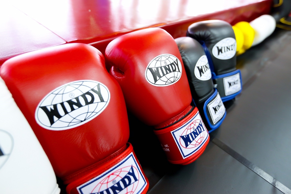 キックボクシングジムが草津市矢橋町にオープン 店内グローブの写真